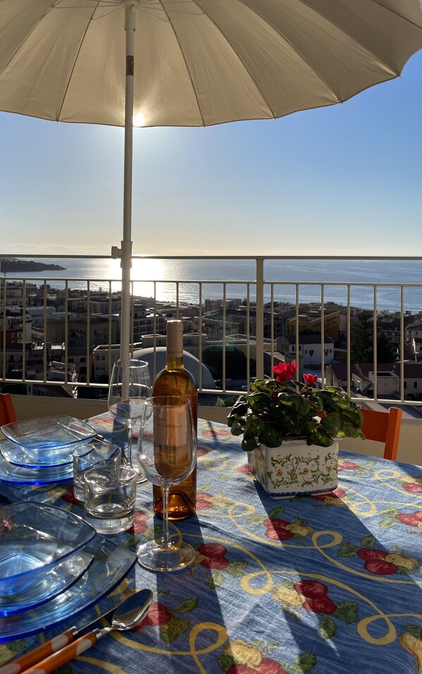 Balcone con splendida vista mare e città 