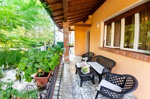 Balcony / Terrace / Patio, Building Exterior, Garden, Main Entrance