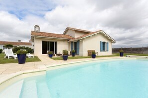 Find serenity in our rustic single-level villa on the golf course!