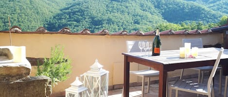 Terrazza Solarium privata con vista sulle colline toscane a Casa Cielo