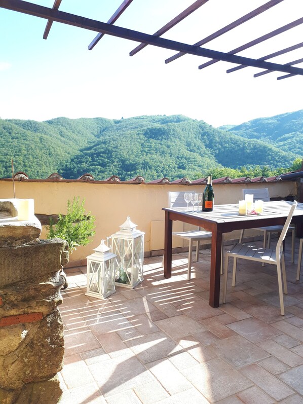 Terrazza Solarium privata con vista sulle colline toscane a Casa Cielo