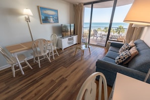Large Family Room, Views of Ocean, Beautifully Decorated