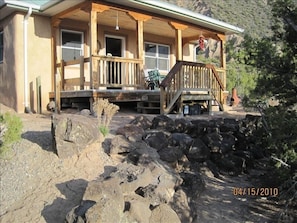 The relaxing portal (front porch) faces the mountains to the west.