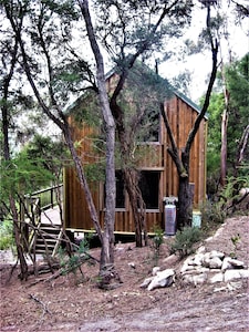 Albie's cottage: Cute secluded timber home on a bush block by the sea
