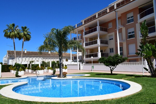 Swimming pool