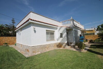 Casa Ponderosa casa con jardín; buen equipo; Baños nuevos; Playa 50m, piscina