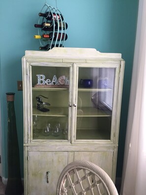 Wine cabinet 