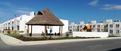 Foto de la palapa enfrente de la casa.