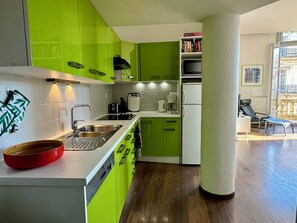 The full size kitchen is very well equipped with modern appliances. 