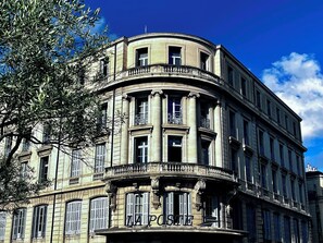 Situated in classical Haussmann style building in the heart Montpellier.