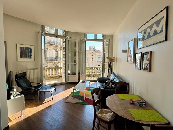 Bienvenue dans l'appartement aux fleurs. Welcome to the flower apartment. 