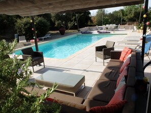 salon de jardin couvert au bord de la piscine