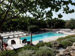 Tonnelle, salon de jardin au bord de la piscine