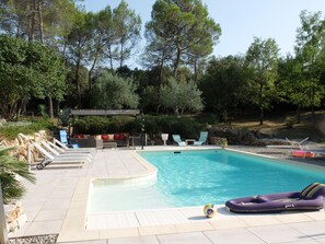 Piscine, salon de jardin sous la tonnelle et transats bain de soleil 