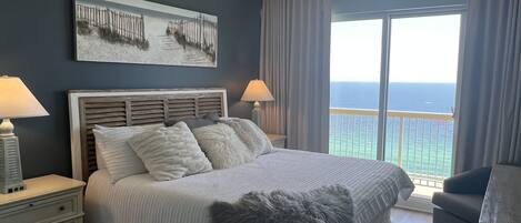 King Bed with ocean view! 
