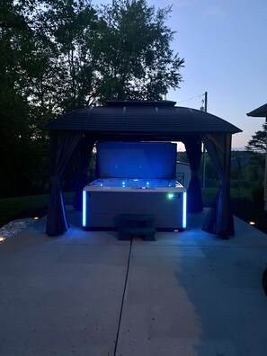 HOT TUB - SUNSETS - RELAX- ENJOY!