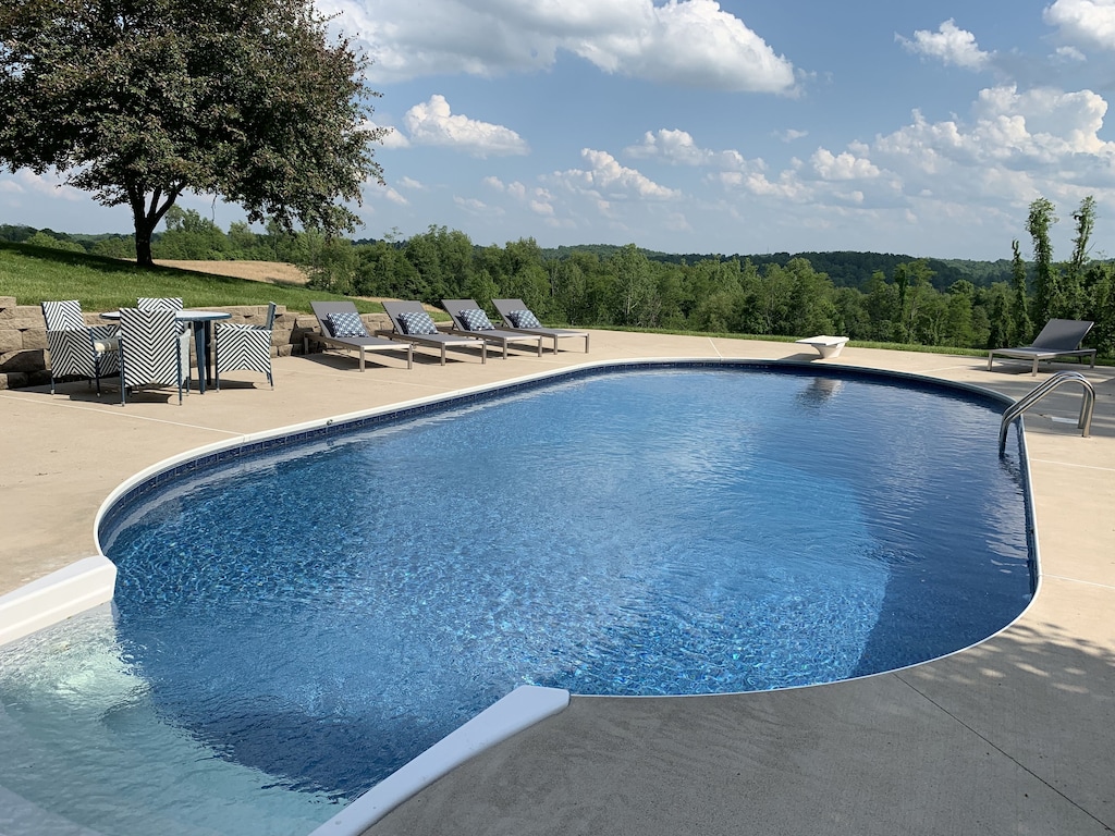 EXCLUSIVE RETREAT - HEATED POOL- TUB - Relax and Enjoy! - Jackson County