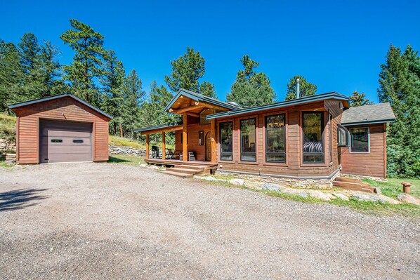 Home sits at end of 300 foot driveway