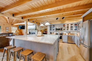 KITCHEN BAR CAN SEAT 8 - OPEN FLOOR PLAN TO LIVING ROOM