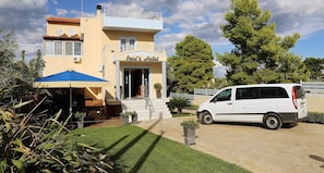 Vista frontal de la propiedad