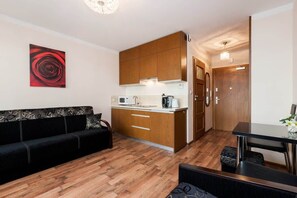 The living room combined with the kitchenette creates a cohesive whole of cosy space.