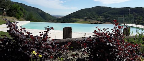 Piscina a sfioro verso uno splendido panorama
 