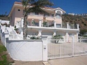 Breathtaking views, light, bright interior, ocean panoramic views