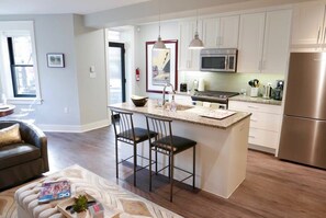 Lovely farmhouse style kitchen w breakfast bar