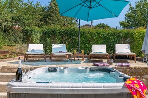 Whirlpool and sun loungers at the "beach"