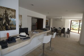 bar and dinning room 