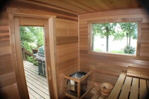 Cedar lined Sauna with great view of the lake. With essential oils;)