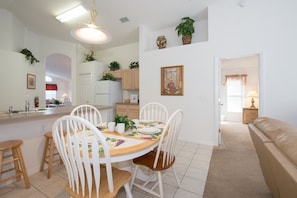 Breakfast Nook just off the kitchen - spacious open-plan accommodation