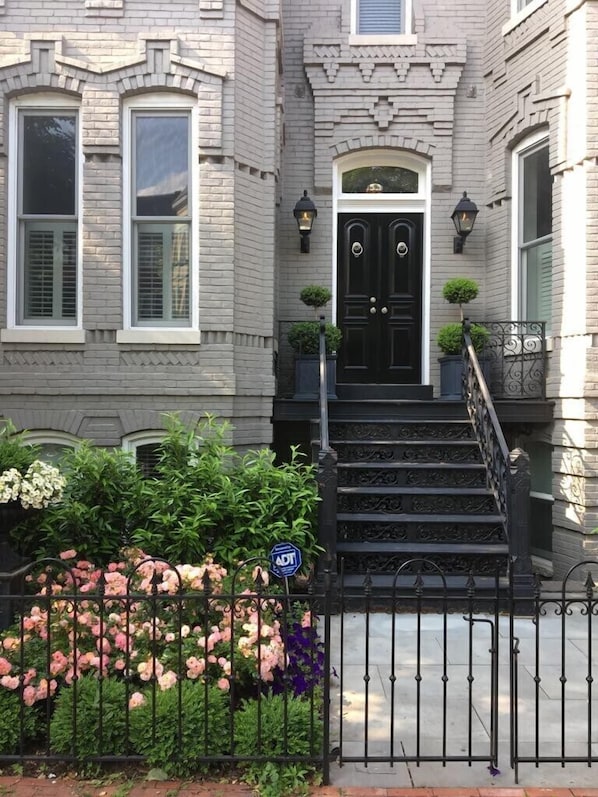 Curb appeal The apartment rests in a historic D.C. row home