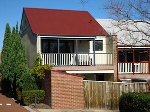 Beautiful free standing townhouse close to Fremantle centre