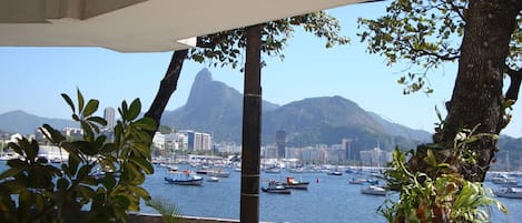 Da varanda vê-se o Redentor e os barquinhos do Yatch Clube