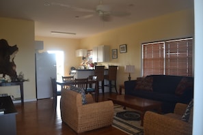 Dining are and lounge