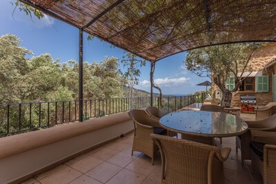 Villa mit eigenem Pool, Blick auf Berge, Meer und die Kirche