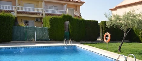 Piscina y Jardin