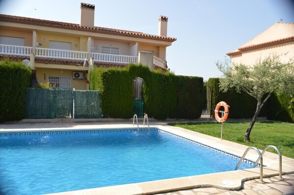 Piscina y Jardin