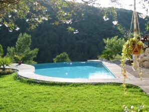 Piscine à débordement vue sur parc départemental
