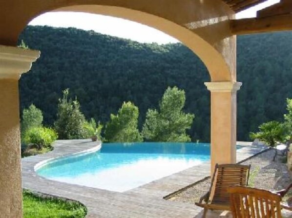 Vue de la terrasse sur la piscine