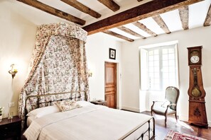 Canopy bed