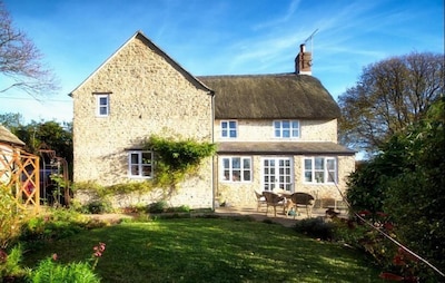 Beautiful, Welcoming Thatched Cottage 3 Miles From The Sea