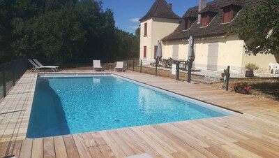 Casa para niños con nueva piscina climatizada asegurada y una vista impresionante cerca de Sarlat