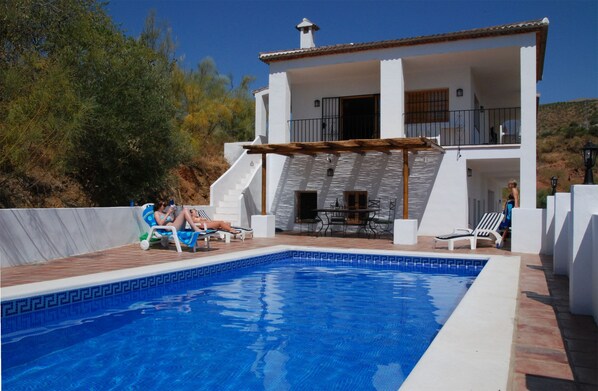 Large pool with plenty of room for topping up your tan.