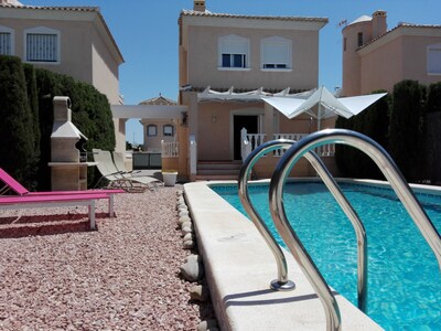 Detached family friendly villa, private swimming pool, private parking 6-7 pers