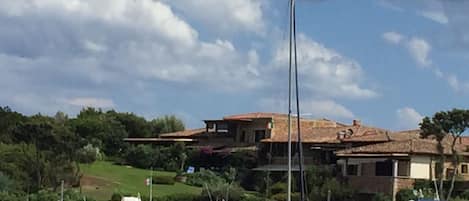 Vista del complesso dal porto - View of the compound from the harbor