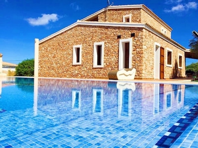 Casa de piedra con piscina privada, WiFi, BBQ, chillout, camas balinesas, jardín