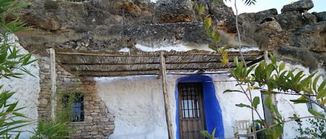 La fachada de la cueva de El Granado, es un conjunto armonioso de piedras y cal. 