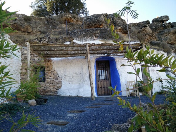 La fachada de la cueva de El Granado, es un conjunto armonioso de piedras y cal. 